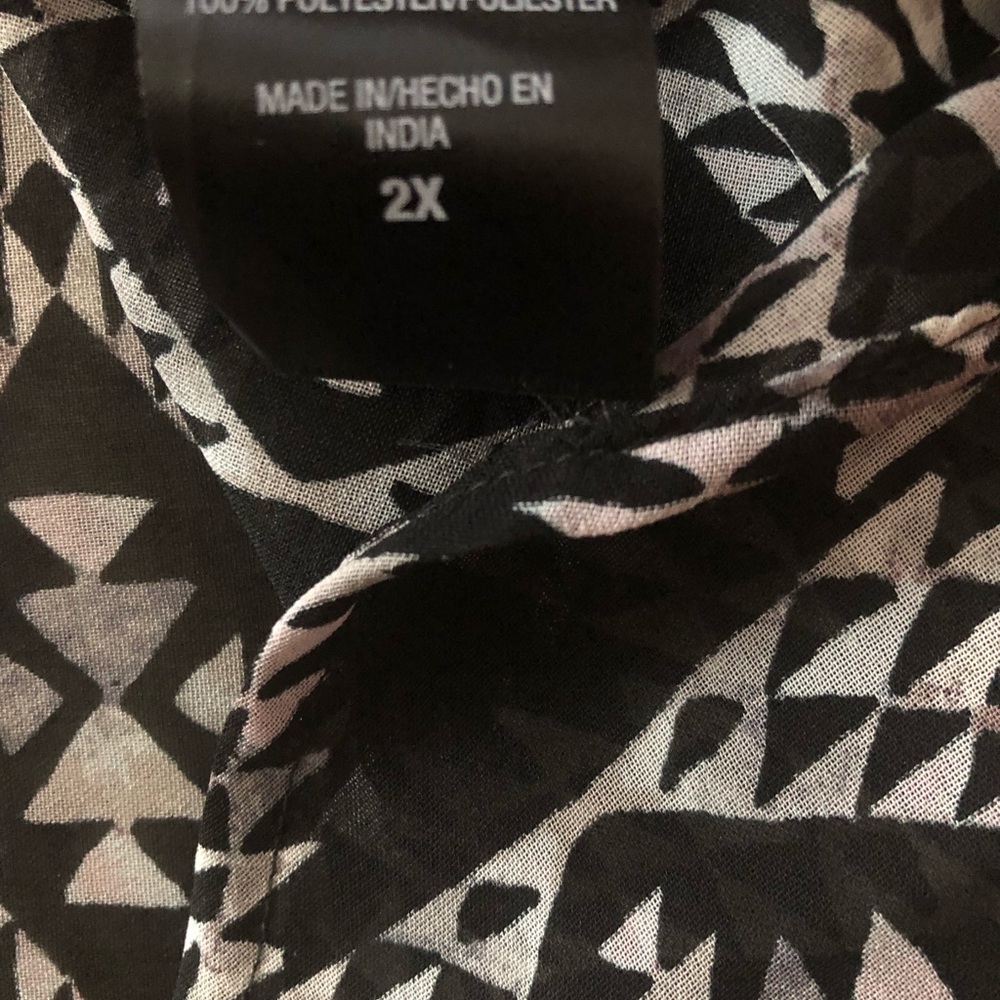 Women’s Plus Button Front Blouse Geometric Print - Picture 8 of 9